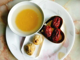 2、无花果小米粥,小米用水淘洗干净，无花果和大枣也清洗干净