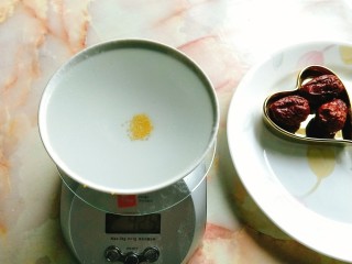 3、无花果小米粥,准备适量水