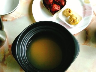 4、无花果小米粥,淘洗后的小米加入砂锅，加入适量水，根据喜欢粥的浓稠度调整用水量