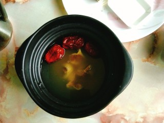 6、无花果小米粥,无花果干撕开放入锅中