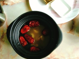 7、无花果小米粥,所有材料备齐后开火煮粥