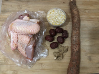 1、鸡肉山药粥,准备所需食材