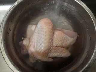 2、鸡肉山药粥,鸡肉清洗一下
