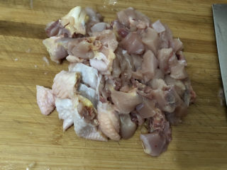 3、鸡肉山药粥,去掉肥油，斩小块