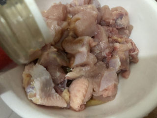 4、鸡肉山药粥,装碗里加入盐、生抽、胡椒粉、少许油搅匀腌制备用（这样鸡肉入味些）