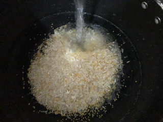 5、鸡肉山药粥,先把米清洗两遍