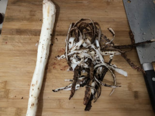 6、鸡肉山药粥,山药去皮