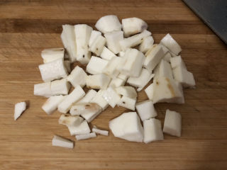 7、鸡肉山药粥,洗洗切小块