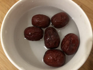 8、鸡肉山药粥,红枣清洗干净