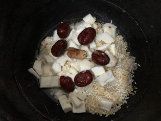 10、鸡肉山药粥,把山药红枣放入锅里