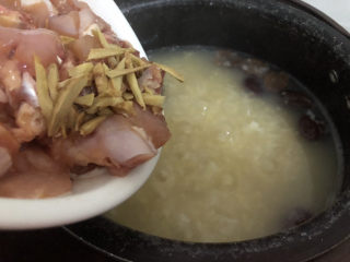 13、鸡肉山药粥,下鸡肉搅匀再煮二十分钟左右