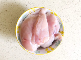 1、香菇滑鸡粥,先来处理一下鸡肉
