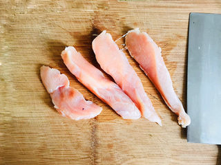 2、香菇滑鸡粥,鸡肉切成条状