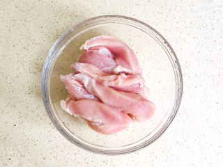 3、香菇滑鸡粥,装入碗里，开始腌制