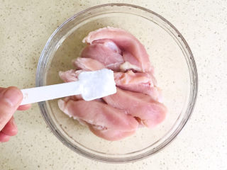 4、香菇滑鸡粥,撒入盐调味