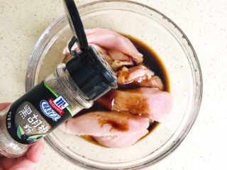 8、香菇滑鸡粥,撒入黑胡椒粉