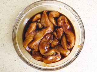 9、香菇滑鸡粥,搅拌均匀，腌制半小时以上