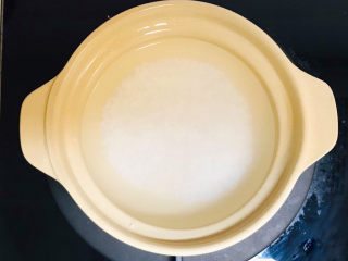 11、香菇滑鸡粥,大米洗净，装入砂锅，开火烧开