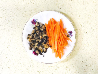 10、香菇滑鸡粥,香菇洗净，切碎，胡萝卜洗净，切丝