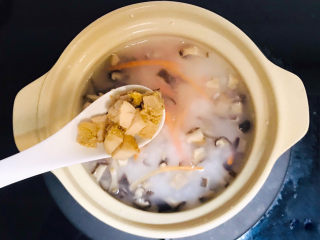 13、香菇滑鸡粥,将已经腌制入味的鸡肉切丁，用勺子加入其中