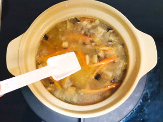 14、香菇滑鸡粥,撒上盐，转慢火煲粥