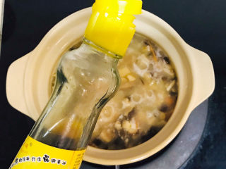 15、香菇滑鸡粥,大约二十分钟就熟了，关火起锅前淋入香油提香