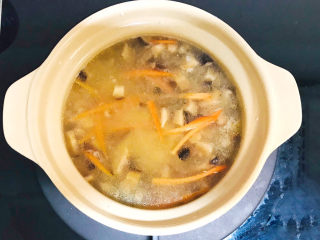 16、香菇滑鸡粥,美味的香菇滑鸡粥就做好了