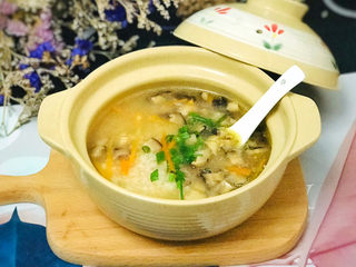17、香菇滑鸡粥,撒上葱花，就可以上桌开吃了