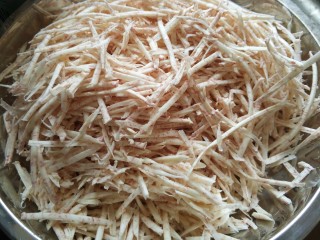 2、香煎芋丝饼,擦成丝，不要用水洗