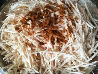 3、香煎芋丝饼,加入油，盐和五香粉