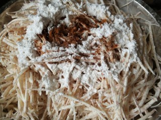 4、香煎芋丝饼,再加入粘米粉