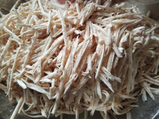 5、香煎芋丝饼,用手拌匀，这一步最好戴手套完成，要不然手会痒