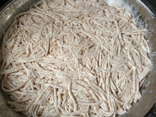 6、香煎芋丝饼,然后放入盘子里，用手压实压平，一定要压实了