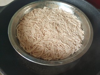 7、香煎芋丝饼,锅里烧开水后放进去蒸15分钟左右