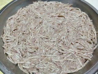 8、香煎芋丝饼,蒸好拿出来，彻底晾凉或者冰箱冷藏后