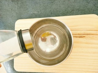 3、水蒸蛋,准备一碗温水