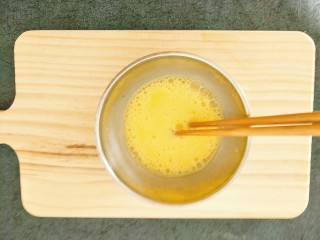 5、水蒸蛋,鸡蛋用筷子打散，打到鸡蛋有些发白