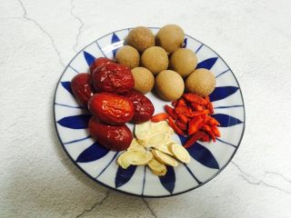 2、黄芪乌鸡汤,红枣、桂圆、枸杞、黄芪