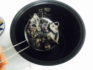 9、黄芪乌鸡汤,将冲洗干净的乌鸡肉放入电饭煲内胆