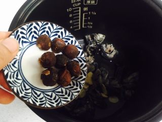 11、黄芪乌鸡汤,放入干桂圆