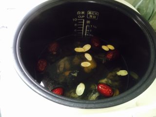 16、黄芪乌鸡汤,将内胆放入电饭煲里