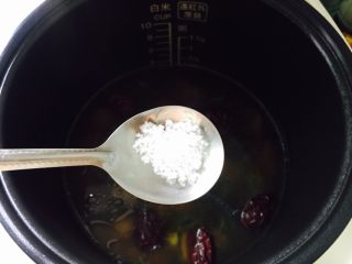 18、黄芪乌鸡汤,待煲汤完毕加入适量的盐（约2小茶匙）