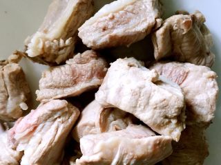 1、独家糖醋排骨,排骨冷水下锅煮五分钟捞出洗净控干水