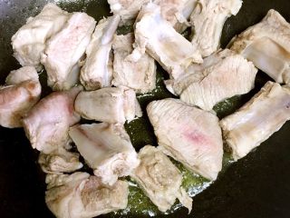 3、独家糖醋排骨,放入排骨煎至两面微焦黄
