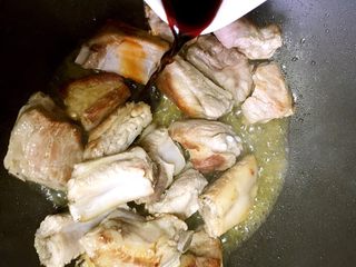5、独家糖醋排骨,烹入生抽