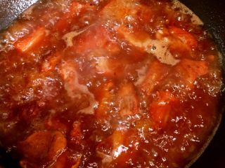 12、独家糖醋排骨,中火炖煮