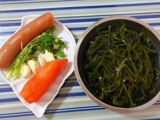 1、爽口海带丝,准备原材料海带丝、胡萝卜、香肠、蒜、香菜备用