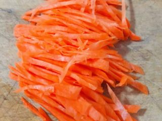 2、爽口海带丝,胡萝卜切成细丝