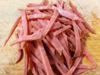 3、爽口海带丝,香肠切成细丝
