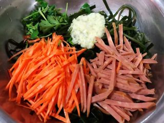 4、爽口海带丝,海带丝、胡萝卜、香肠丝放入容器中香菜切成小段蒜捣成泥